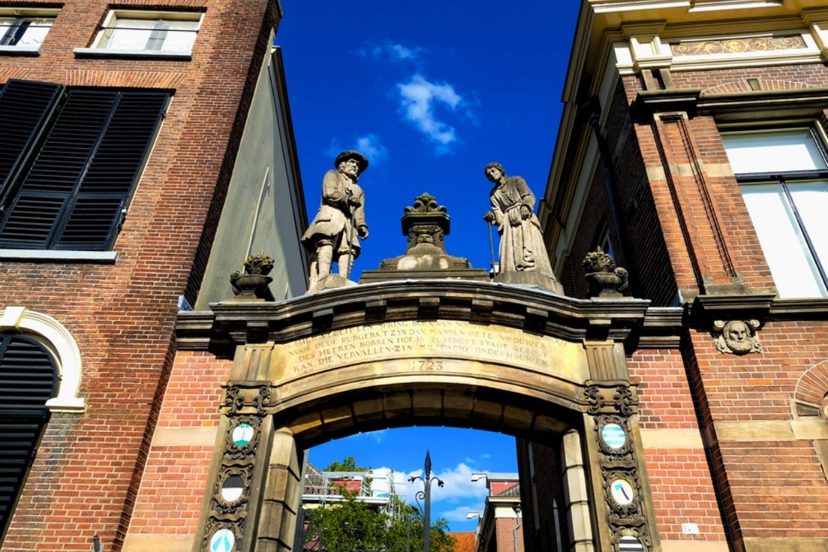 Toegangspoort Oude Bornhof in Zutphen.